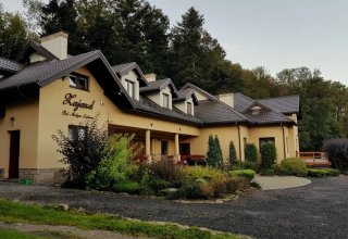 Zajazd pod małym laskiem