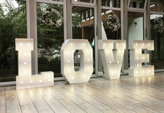 Fotoprzyczepa Fotobus FotoSztos Napis LOVE Pudło z balonami