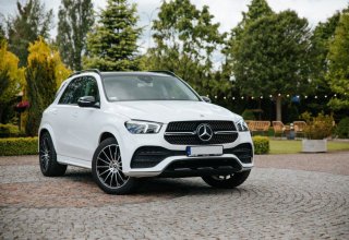 Mercedesem do ślubu! Bezpieczny i luksusowy transport.