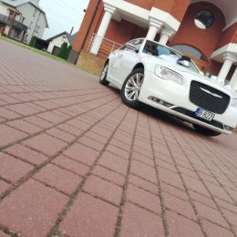Biały Chrysler 300C Idealne auto aby Cię zawieść do Ślubu - Auto do ślubu