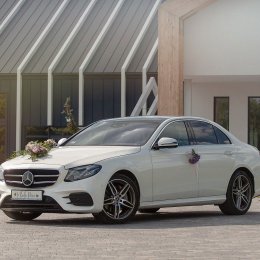 Auto do ślubu Mercedes E klasa kolor BIAŁA PERŁA - Auto do ślubu