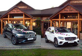 BIały mercedes oraz granatowe volvo do ślubu