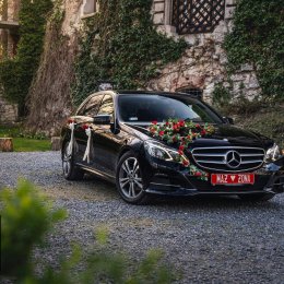 Czarny Mercedes - Samochód do Ślubu - Ekskluzywne Przejazdy - Auto do ślubu