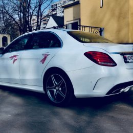 Biały Mercedes C klasa w pakiecie AMG do ślubu - Auto do ślubu