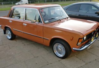 Dużym Fiatem Do Ślubu , Mercedesem do Ślubu