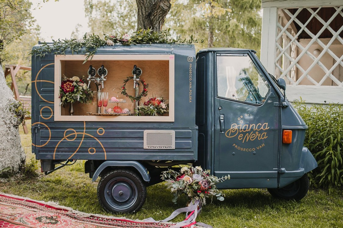 barman-na-wesele-prosecco-van-bianca-e-nera-1718565570-nr5.jpg (1125×750)