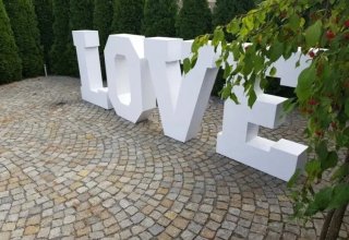 Napis LOVE, Ciężki DYM