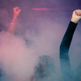 Mania imprezowania dym, konfetti, śnieg. - Ciężki dym