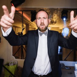 Prezenter muzyczny Piotr Biegański - DJ na wesele