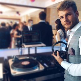Disc Jockey szczerzy kły - DJ na wesele