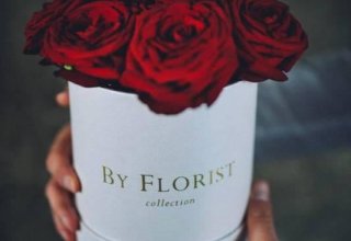 By Florist - bukiety w pudełkach z kwiatów żywych i wiecznych róż