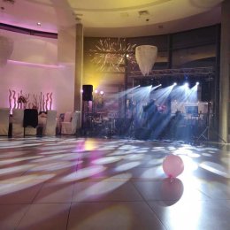 Dekoracja światłem, oświetlenie parkietu, tło z kwiatów, napis LOVE - Dekoracje świetlne