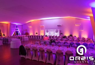 Dekoracja światłem, napis LOVE, taniec w chmurach, pikowana ścianka