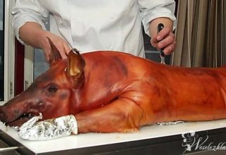 Prosie prosiak dzik pieczony  z dostawą na gorąco i serwowaniem