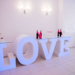 JUTO - Stół napis LOVE - Dekoracje świetlne