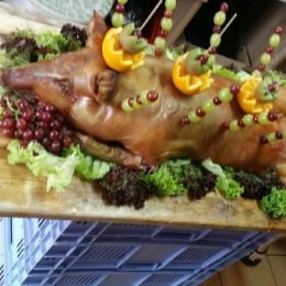 Prosie pieczone nadziewane z oficjalnym podaniem. - Catering