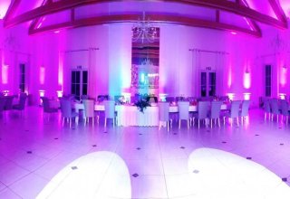 Świetlna dekoracja sali weselnej