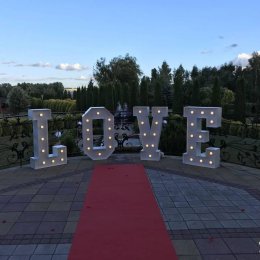 Napis LOVE 120cm wysokości podświetlany od LookPeersPhoto - Dekoracje świetlne