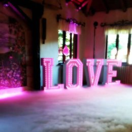Napis LOVE LED RGB - Dekoracje świetlne
