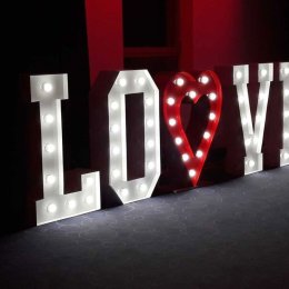 Świecący napis LOVE Marek Kęski - Dekoracje świetlne
