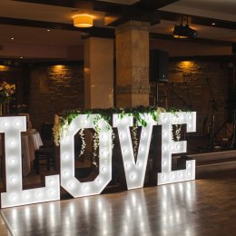 Napis LOVE - Mariusz Bujak - Dekoracje świetlne