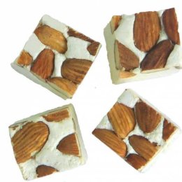 Nugat w kostkach - słodycze weselne - Catering