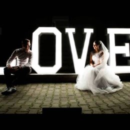 Mariusz Baron Napis Love - Dekoracje świetlne