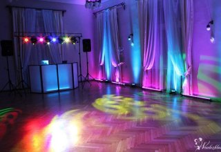 Dekoracja sali światłem LED + Ciężki dym, Napis LOVE, Fotobudka, DJ