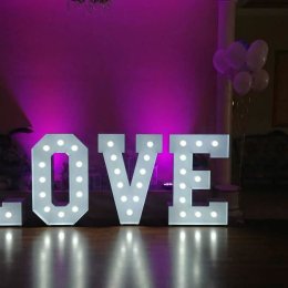 Napis LOVE - Dekoracje świetlne