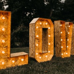 Wynajem: rustykalny napis LOVE - Dekoracje świetlne