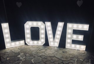 Wypożyczalnia atrakcji i dekoracji : napis LOVE, Candy Bar i inne