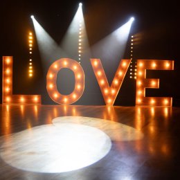 Wynajem napisu love rustykalnego - Dekoracje świetlne