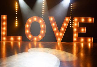 Wynajem napisu love rustykalnego