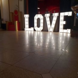 Napis LOVE w stylu retro - Dekoracje świetlne