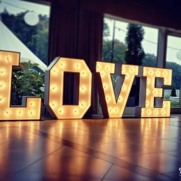 ZIP Studio | Napis LOVE | Kamerzysta | Fotograf | Dron | - Dekoracje świetlne
