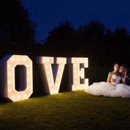 Żarówkowe Love napis led Love na wesele - Dekoracje świetlne