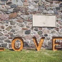 Świetlny drewniany napis love – wynajem - Dekoracje świetlne