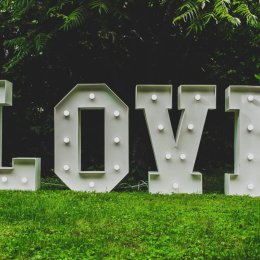 Napis LOVE - Dekoracje świetlne