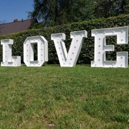 Napis świetlny LOVE oraz ibudka - Dekoracje świetlne