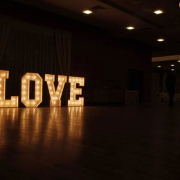 Podświetlany napis LOVE, litery 3D - wynajem - Dekoracje świetlne