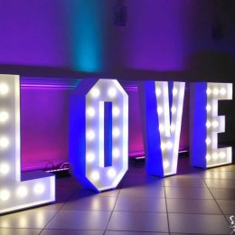 Napis LOVE podświetlany, ciężki dym, dekoracja światłem - Dekoracje świetlne