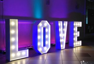Napis LOVE podświetlany, ciężki dym, dekoracja światłem