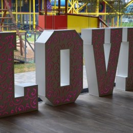 Ażurkowy napis ledowy LOVE 120 cm, wszystkie kolory tęczy! - Dekoracje świetlne