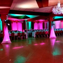 Dekoracja światłem sali. Ciężki dym. Napis love - Dekoracje świetlne