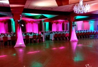 Dekoracja światłem sali. Ciężki dym. Napis love