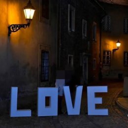 Napis LOVE HIT - Dekoracje świetlne