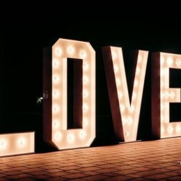 Napis LOVE do wynajęcia - Dekoracje świetlne