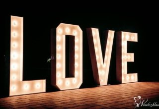 Napis LOVE do wynajęcia