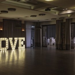 Dekoracje ślubne. Napis Love. Auto do ślubu. Biały, czerwony dywan. - Dekoracje świetlne