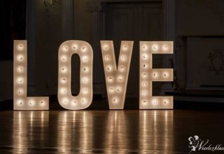 Napis litery LOVE podświetlany świecący